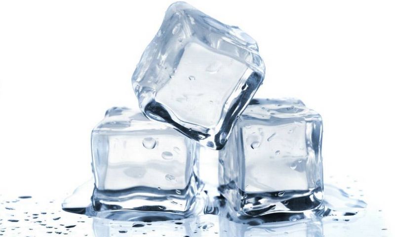 Có thể dùng đá lạnh để giúp trẻ bớt đau. (Ảnh: Nguồn Internet)