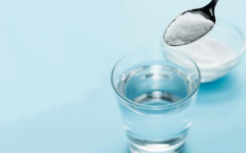 Sử dụng nước muối để sát trùng vết thương cho trẻ. (Ảnh: Nguồn Internet)