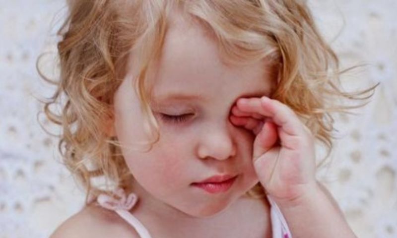 Nên làm gì khi trẻ bị ngã sưng mắt và bị dính dị vật vào mắt (Nguồn: Sưu tầm Internet)