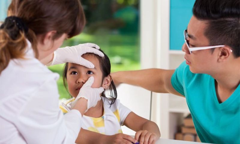 Khi nào nên đưa bé đến bệnh viện khi bị ngã sưng mắt? (Nguồn: Sưu tầm Internet)