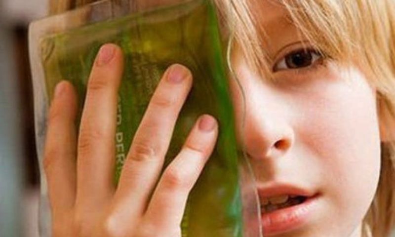 Sử dụng biện pháp chườm lạnh giúp giảm đau, giảm sưng hiệu quả ở trẻ bị ngã sưng mắt (Nguồn: Sưu tầm Internet)