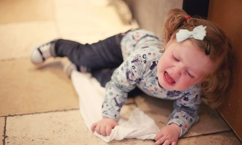 Trẻ bị ngã sưng tay bị bong gân có biểu hiện như thế nào? (Nguồn: Sưu tầm Internet)