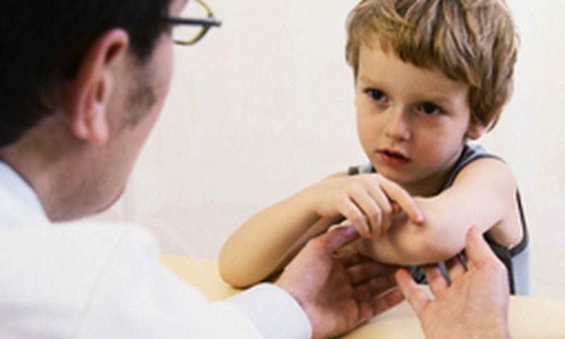 Trẻ bị ngã có biểu hiện trật khớp và triệu chứng như thế nào? (Nguồn: Sưu tầm Internet)