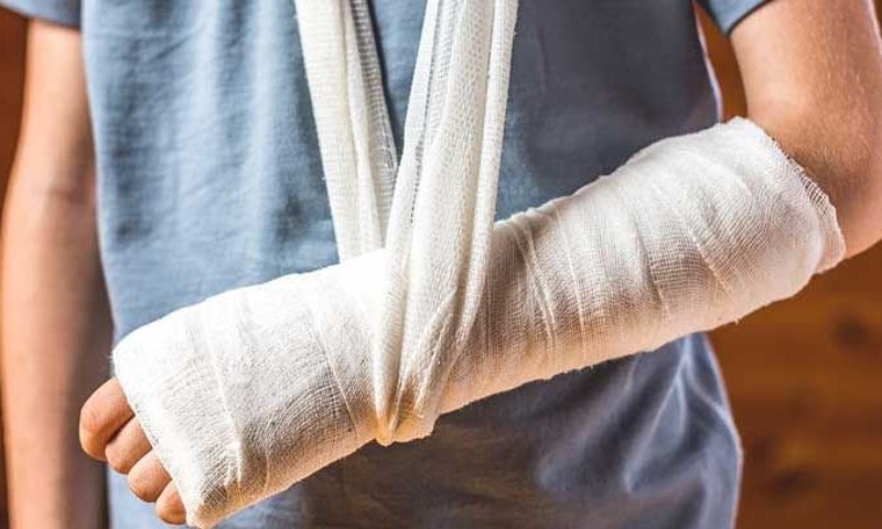 Trẻ bị ngã gãy xương có những biểu hiện giống như bong gân (Nguồn: Sưu tầm Internet)