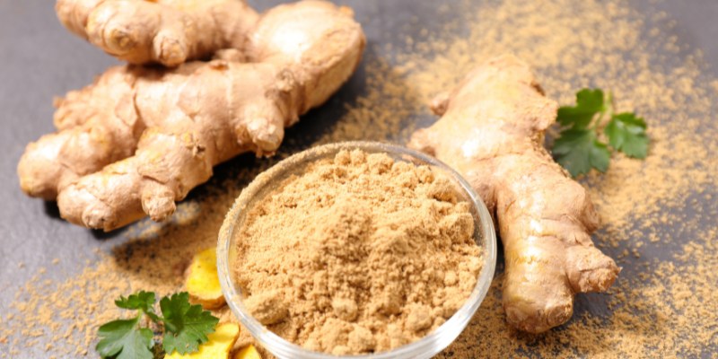 Cho bé uống gừng để làm dịu dạ dày những ngày bị ngộ độc (Ảnh: Sưu tầm internet)