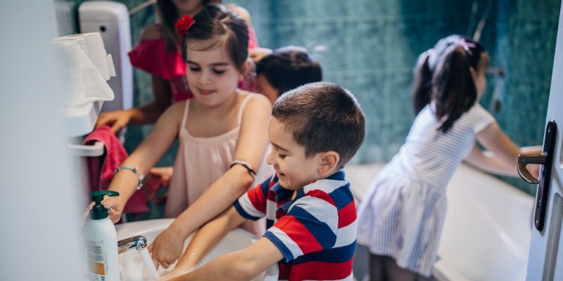 Nhắc nhở trẻ rửa tay thật sạch trước khi ăn, sau khi đi vệ sinh và sau khi chơi bên ngoài (Ảnh: Sưu tầm internet)