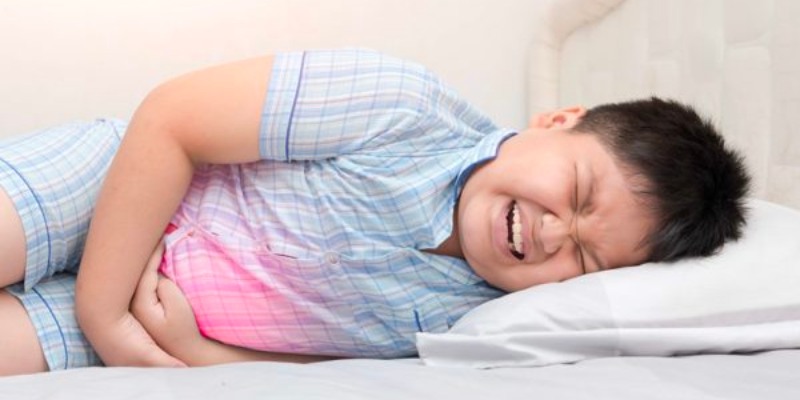 Trẻ bị đau bụng, ra mồ hôi lạnh, mặt nhợt nhà là biểu hiện của ngộ độc (Ảnh: Sưu tầm internet)