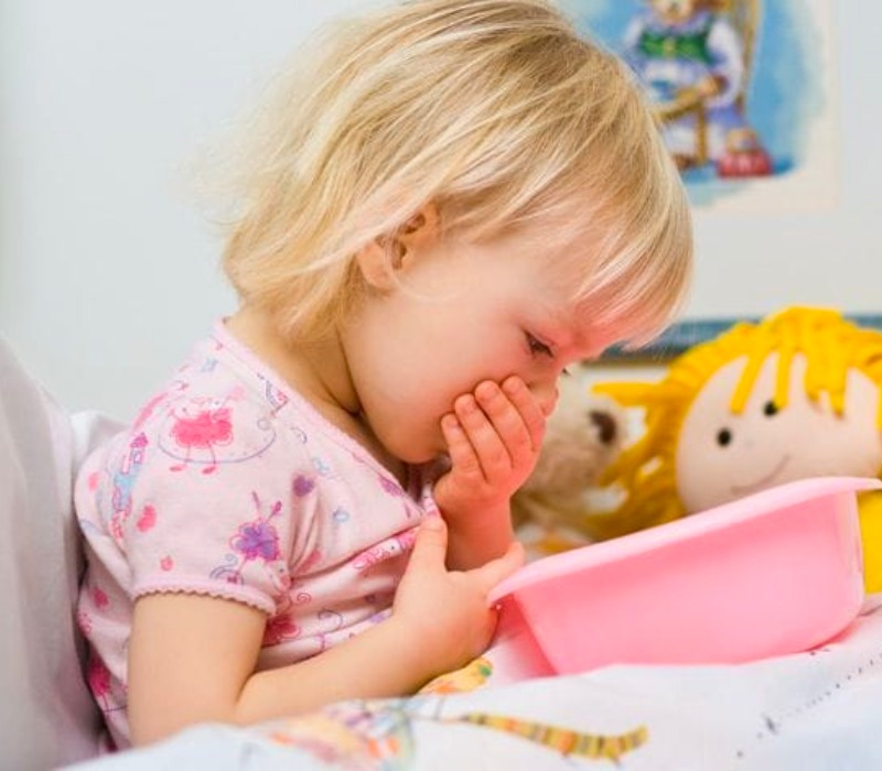 Cho trẻ nôn hết thức ăn nhiễm độc ra ngoài là cách tốt nhất (Ảnh: Sưu tầm internet)