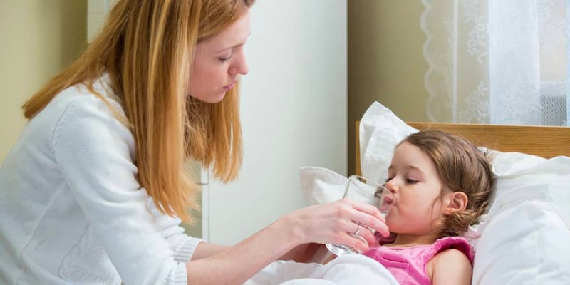 Cho trẻ uống thật nhiều nước để bù nước cho cơ thể (Ảnh: Sưu tầm internet)