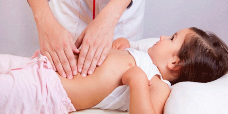 Đưa trẻ đến bác sĩ ngay khi bé có biểu hiện không khỏi (Ảnh: Sưu tầm internet)