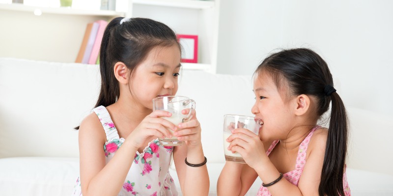 Không nên cho trẻ uống sữa khi trẻ bị ngộ độc (Ảnh: Sưu tầm internet)