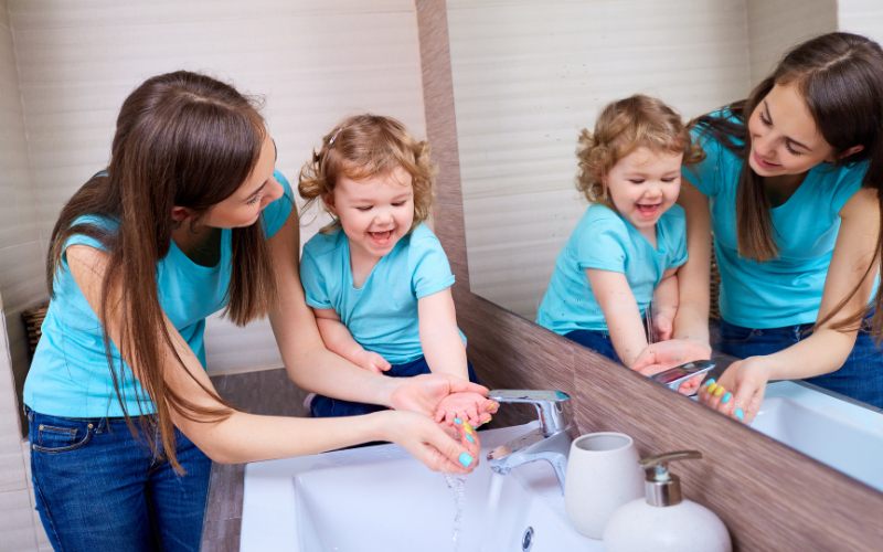 Luôn chắc bé rửa tay trước khi ăn, sau khi đi vệ sinh và sau khi đi chơi ở ngoài (Ảnh: Sưu tầm trên mạng)