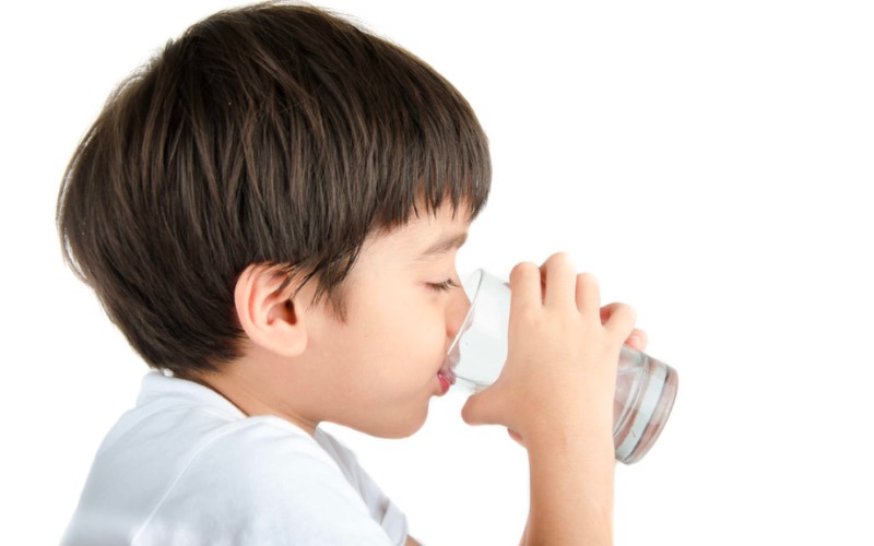 Cho trẻ uống thật nhiều nước để bé không bị mất nước (Ảnh: Sưu tầm trên mạng)