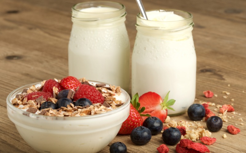 Cho bé ăn sữa chua để bổ sung lợi khuẩn có lợi cho hệ tiêu hoá (Ảnh: Sưu tầm trên mạng)