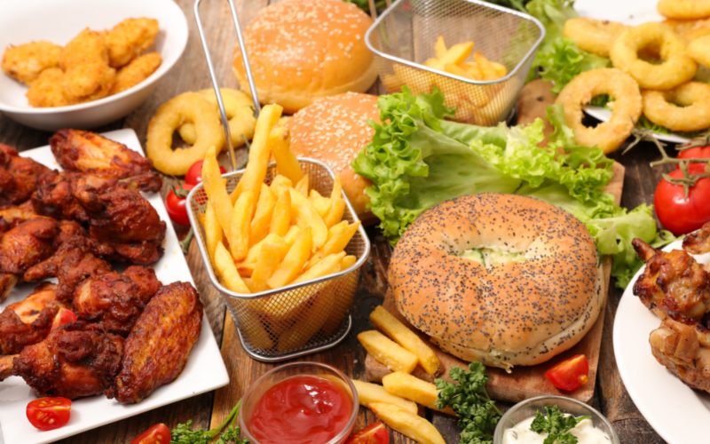 Hạn chế cho bé ăn thức ăn nhanh nhiều dầu mỡ để tránh đầy bụng, khó tiêu (Ảnh: Sưu tầm trên mạng)