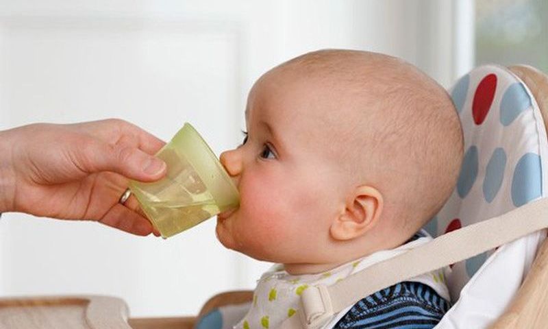 Sử dụng oresol để cân bằng chất điện giải. (Ảnh: Nguồn Internet)