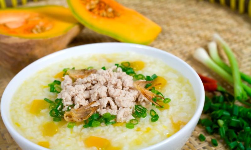 Cho trẻ ăn cháo loãng để trẻ lấy lại cân bằng hệ vi sinh đường ruột. (Ảnh: Nguồn Internet)