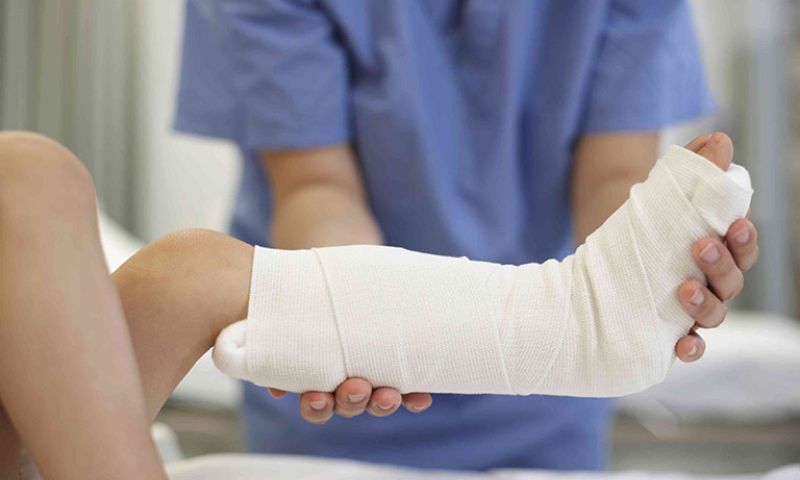 Trẻ nhỏ rất dễ bị ngã gẫy tay chân khi vận động. (Ảnh: Nguồn Internet)