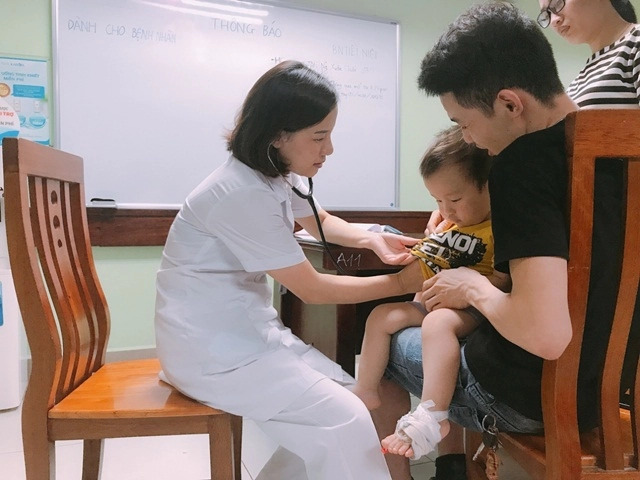 Bé dãy dụa nhiều khiến mẹ không thể cầm máu cho bé được thì hãy đưa bé đến bác sĩ để tránh trường hợp bé bị mất nhiều máu (Ảnh: Sưu tầm trên Internet)