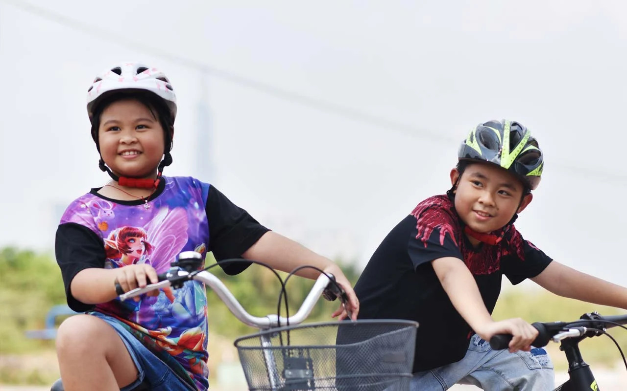 Cho bé đội nón bảo hiểm khi bé chơi các môn thể thao để hạn chế rủi ro bị tai nạn (Ảnh: Sưu tầm Internet)