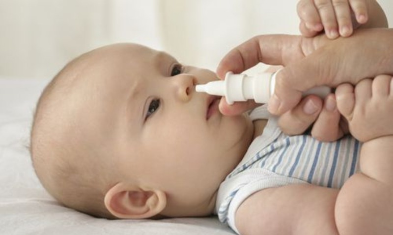 Sử dụng dụng cụ hút mũi để vệ sinh khoang mũi khi trẻ sơ sinh bị cảm cúm (Nguồn: Sưu tầm Internet)