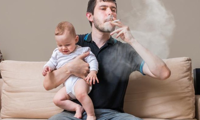 Lưu ý khi chăm sóc trẻ dưới 6 tháng tuổi bị cảm cúm - để trẻ tránh xa mùi thuốc lá (Nguồn: Sưu tầm Internet)