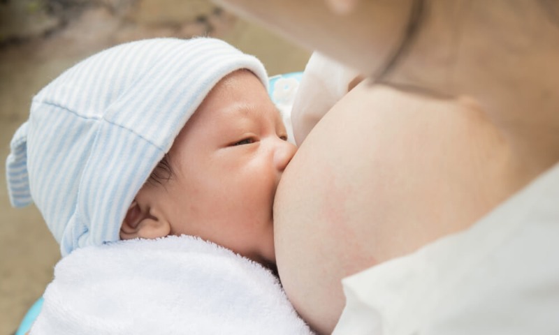 Cho trẻ bú sữa mẹ đều đặn giúp trẻ nhanh khỏi bệnh cảm cúm hơn (Nguồn: Sưu tầm Internet)