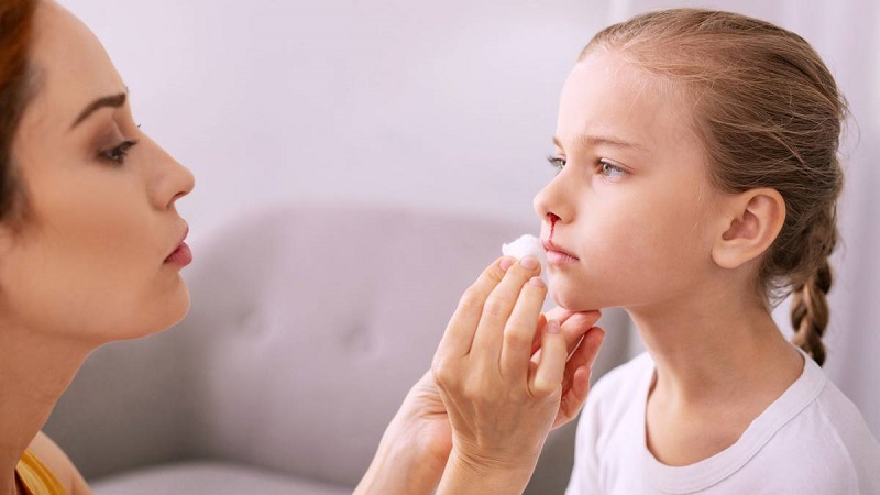 Hướng dẫn cầm máu cho trẻ đúng cách. (Ảnh: Sưu tầm Internet)