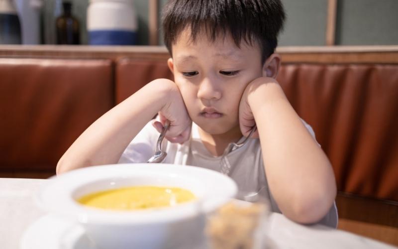 Trẻ em là đối tượng có nguy cơ cao bị thiếu dinh dưỡng. (Ảnh: Sưu tầm Internet)