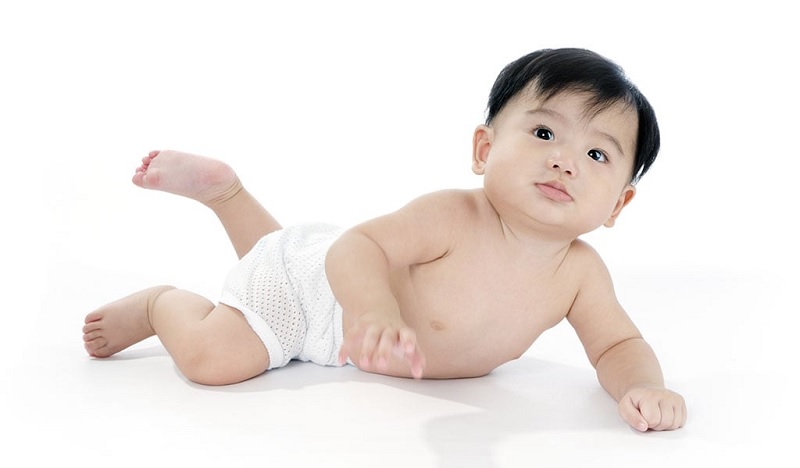 Ba mẹ nên quan sát các dấu hiệu bé biết bò để hỗ trợ con (Ảnh: Sưu tầm interet)