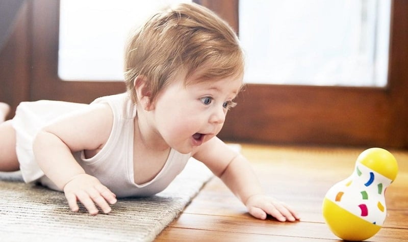 Khuyến khích, tập cho con nằm sấp nhiều hơn (Ảnh: Sưu tầm internet)