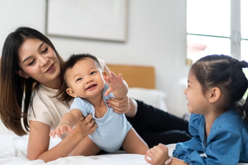 Giúp bé phát triển cơ bắp với các bài tập đơn giản (Ảnh: Sưu tầm internet)