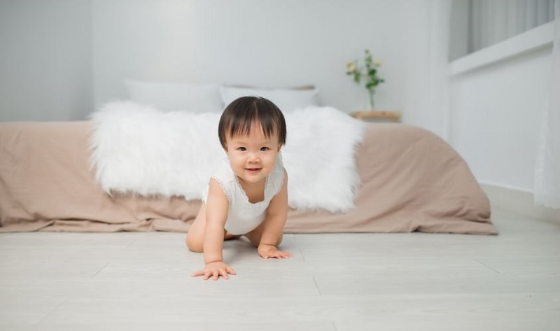 Trẻ chậm biết bò do nhiều nguyên nhân, ba mẹ cần quan sát và đồng hành (Ảnh: Sưu tầm internet)