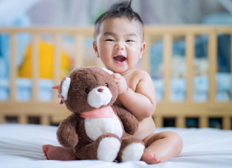 Ba mẹ cần tạo môi trường tập ngồi xung quanh bé an toàn (Ảnh: Sưu tầm internet)