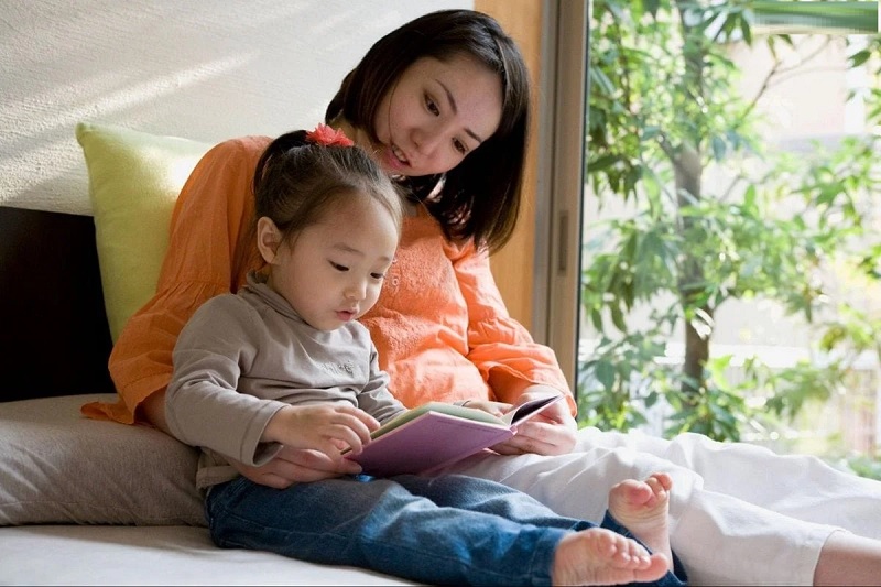 Đọc sách và kể chuyện cũng là phương pháp giúp trẻ tập nói (Ảnh: Sưu tầm internet)