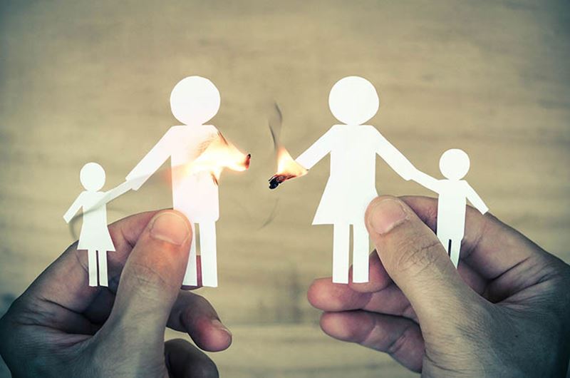 Mối quan hệ trong gia đình khiến bé nhút nhát tự ti. (Ảnh: Internet)