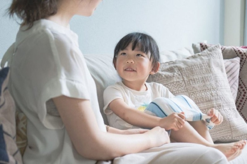 Bố mẹ cần trò chuyện, lắng nghe và giúp bé biết cách giao tiếp phù hợp. (ảnh: Sưu tầm internet)