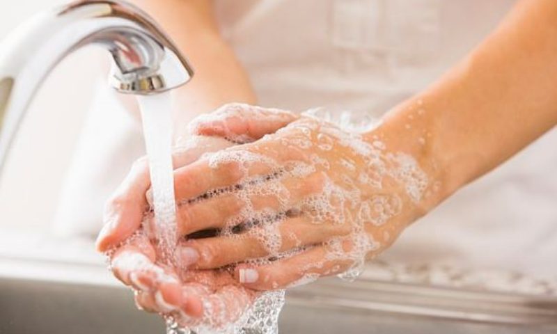 Thực hiện vệ sinh, khử khuẩn thường xuyên không gian nơi trẻ thường xuyên tiếp xúc  (Nguồn: Sưu tầm Internet)