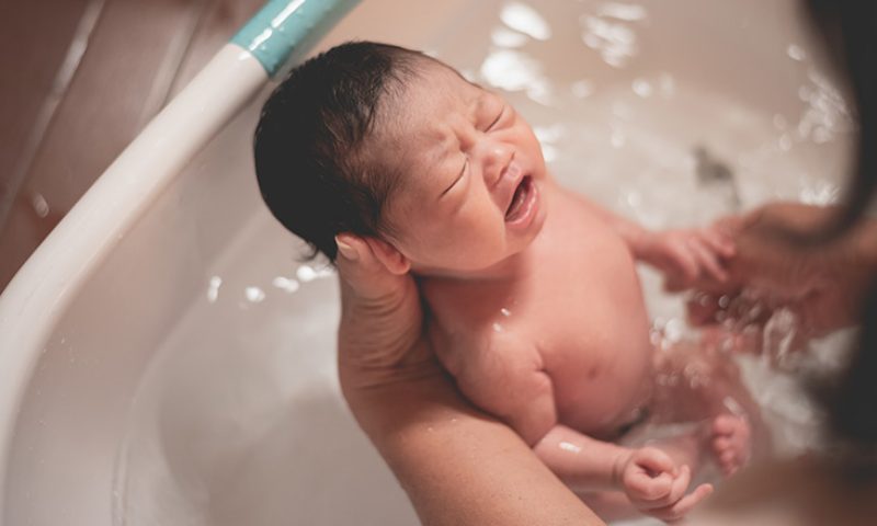 Trẻ sơ sinh bị cảm cúm có nên tắm không? Giải đáp thắc mắc của nhiều phụ huynh  (Nguồn: Sưu tầm Internet)
