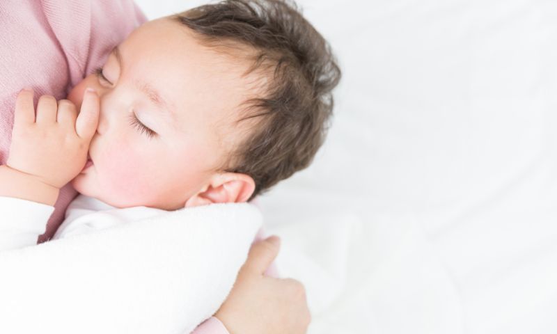 Chăm sóc trẻ sơ sinh bị cảm cúm đúng cách. (Ảnh: Nguồn Internet)