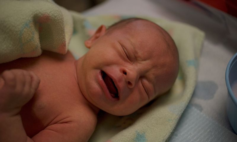 Mang trẻ đến bệnh viện trong các trường hợp cần thiết. (Ảnh: Nguồn Internet)