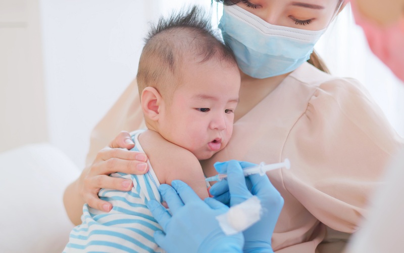 Đưa trẻ đến bác sĩ ngay nếu thấy các triệu chứng trở nặng và kéo dài (Ảnh: Sưu tầm Internet)