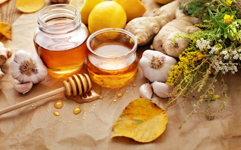 Không sử dụng mật ong với những bé dưới 12 tháng tuổi (Ảnh: Sưu tầm Internet)