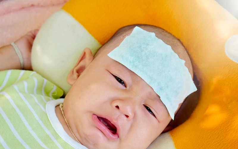 Sốt cao và kéo dài là biểu hiện của bé bị cảm cúm (Ảnh: Sưu tầm Internet)
