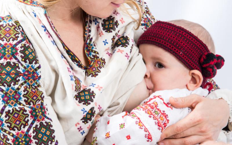 Cho bé bú đủ sữa mẹ để tăng sức đề kháng và tránh mất nước (Ảnh: Sưu tầm Internet)