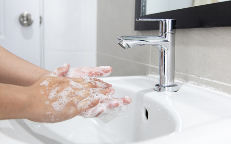 Lưu ý trước khi bôi thuốc cho bé mẹ hãy vệ sinh tay thật sạch bằng xà phòng diệt khuẩn (Ảnh: Sưu tầm internet)