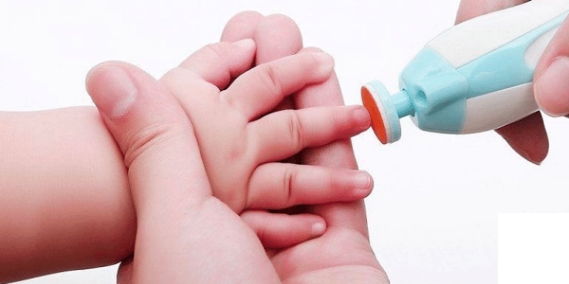 Dùng dũa móng tay chuyên dụng cho trẻ sơ sinh khi móng tay bé chưa cứng lại (Ảnh: Sưu tầm internet)