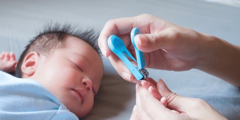 Cắt móng tay cho trẻ khi ngủ để tránh trẻ quờ quạng gây ra vết thương (Ảnh: Sưu tầm internet)