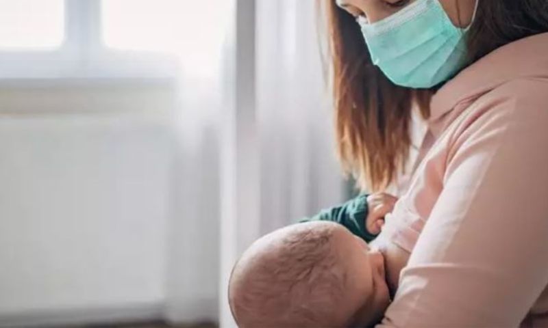 Khi mẹ bị cảm cúm nên hạn chế tiếp xúc với trẻ để giảm thiểu khả năng lây bệnh cho bé (Nguồn: Sưu tầm Internet)