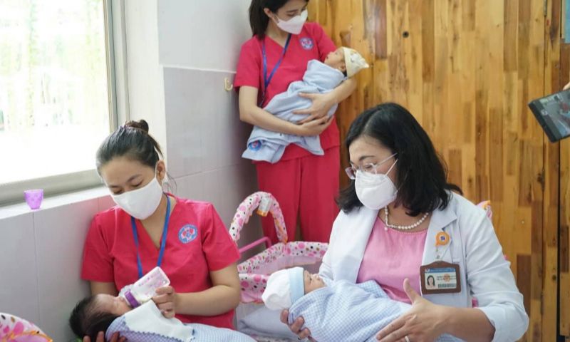 Mẹ bị cảm cúm có nên cho trẻ bú sữa mẹ? Sữa mẹ có lây cho trẻ sơ sinh không? (Nguồn: Sưu tầm Internet)